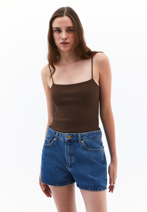 Kare Yaka Askılı Atlet ve Denim Şort Kombini