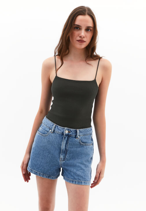 Askılı Atlet ve Yüksek Bel Denim Şort Kombini