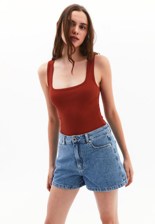 Askılı Kare Yaka Atlet ve Denim Şort Kombini