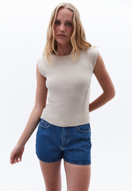Pamuklu Tişört ve Denim Mini Şort Kombini
