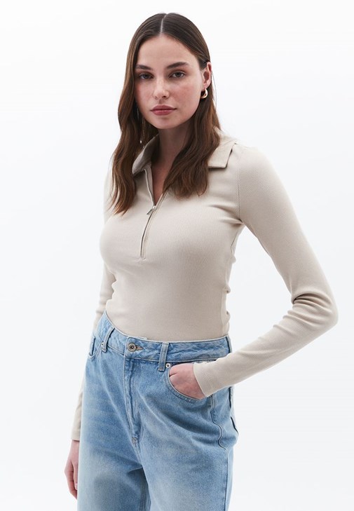 Fermuarlı Tişört ve Wide-Leg Pantolon Kombini