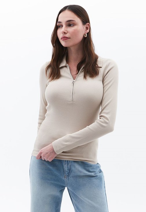 Fermuarlı Tişört ve Wide-Leg Pantolon Kombini
