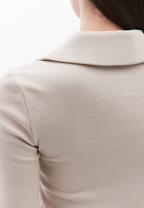 Fermuarlı Tişört ve Wide-Leg Pantolon Kombini