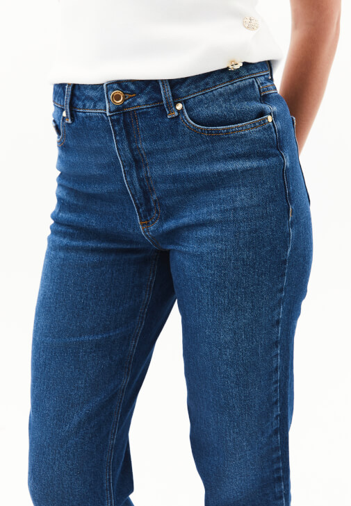 Straight-Fit Pantolon ve Düğmeli Atlet Kombini