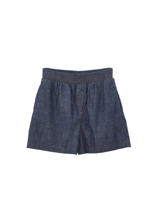Denim Şort ve Pamuklu Halter Yaka Atlet Kombini