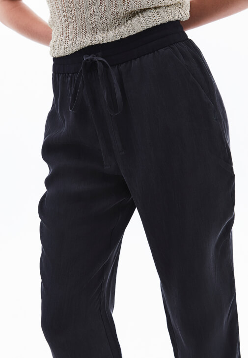 Straight-Fit Pantolon ve Ajurlu Atlet Kombini