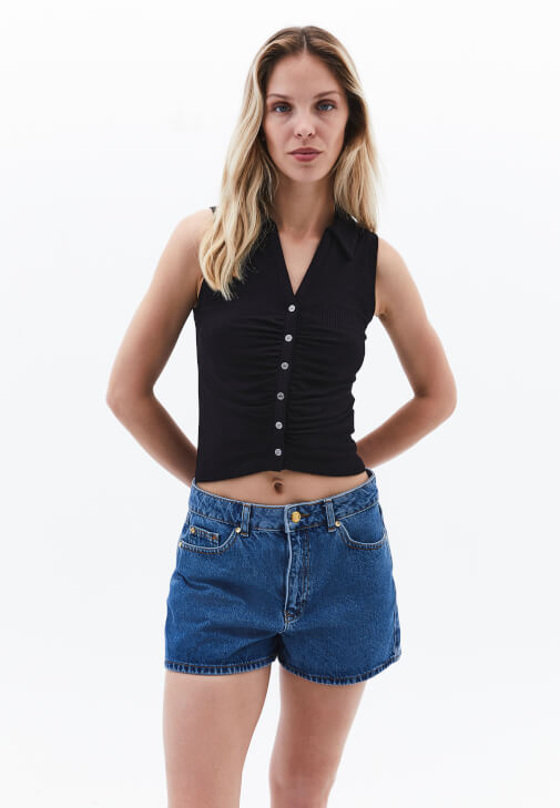 Polo Yaka Atlet ve Denim Şort Kombini