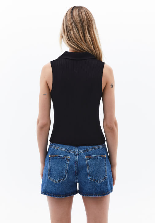 Polo Yaka Atlet ve Denim Şort Kombini