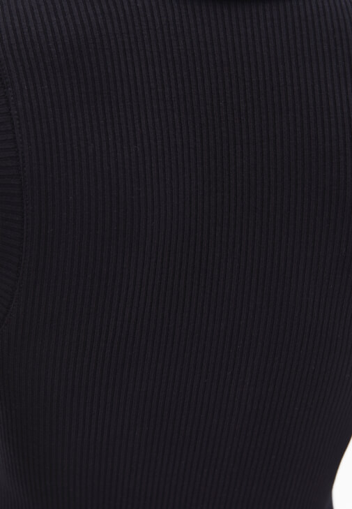 Polo Yaka Atlet ve Denim Şort Kombini