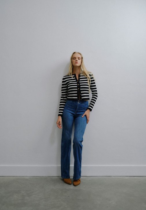 Bootcut Pantolon ve Çizgili Tişört Kombini