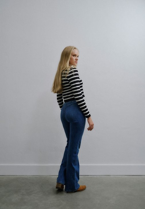 Bootcut Pantolon ve Çizgili Tişört Kombini