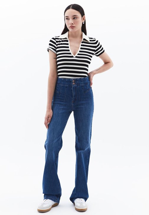 Bootcut Pantolon ve Çizgili Tişört Kombini