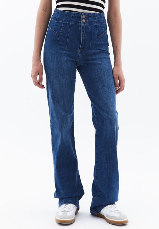 Bootcut Pantolon ve Çizgili Tişört Kombini