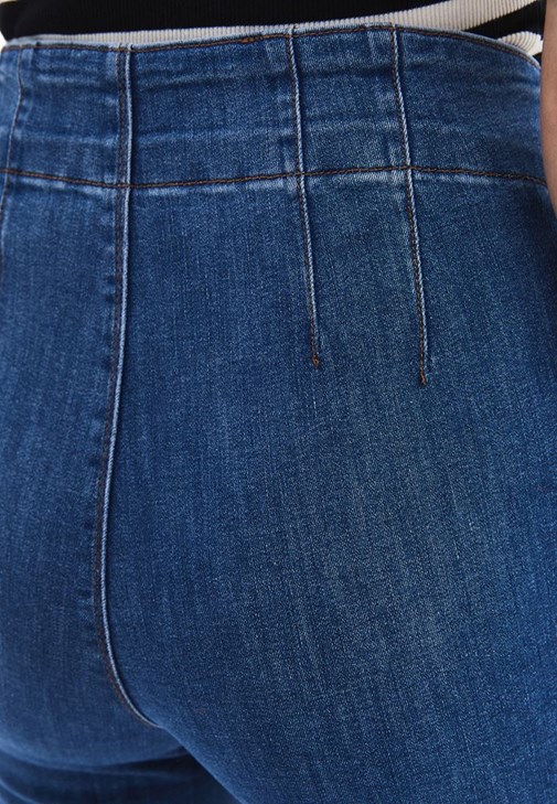 Bootcut Pantolon ve Çizgili Tişört Kombini