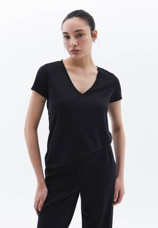 Modal Tişört ve Modal Straight-Fit Pantolon Kombini
