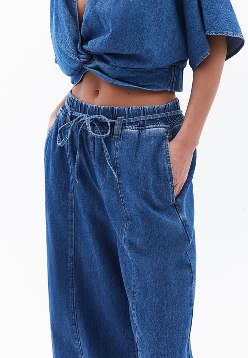 Yüksek Bel Denim Pantolon ve Denim Bluz Kombini
