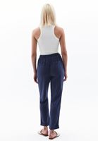 Keten Carrot-Fit Pantolon ve Atlet Kombini