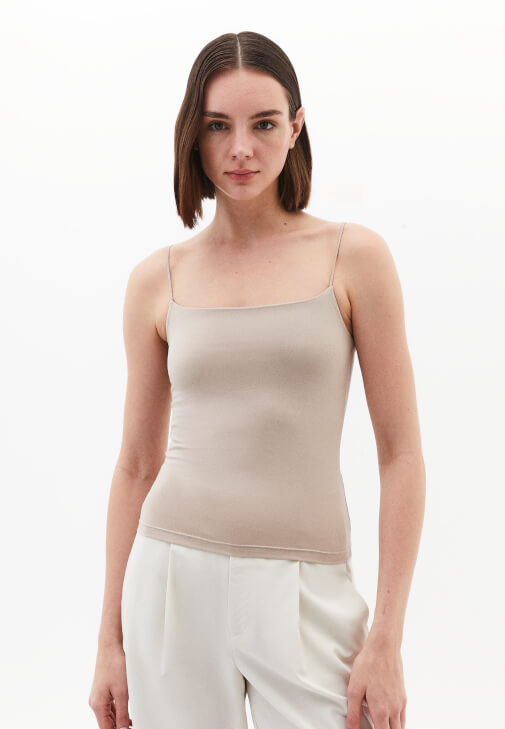 Modal Askılı Atlet ve Baggy-Fit Pantolon Kombini