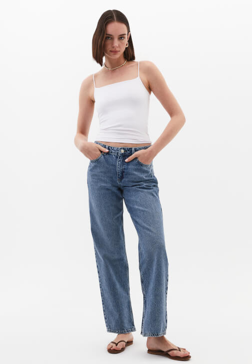Askılı Atlet ve Orta Bel Denim Pantolon Kombini