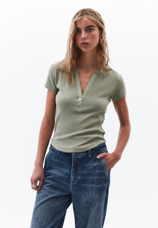 Modal Düğmeli Tişört ve Denim Pantolon Kombini