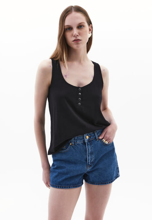 Çıtçıtlı Atlet ve Denim Şort Kombini