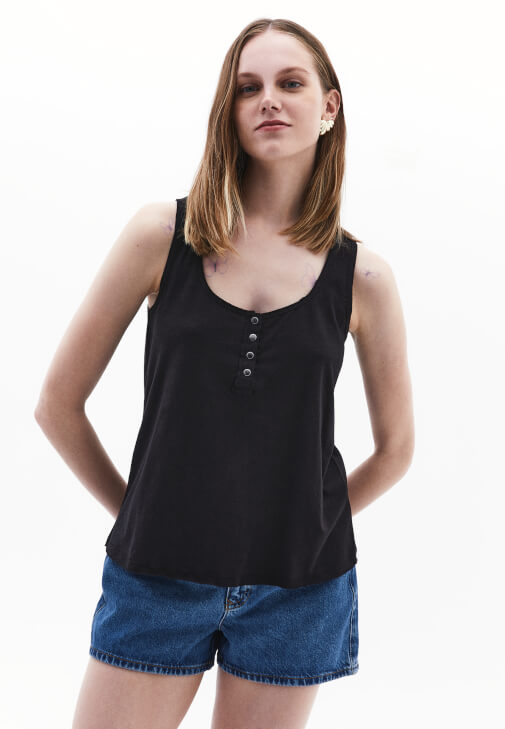 Çıtçıtlı Atlet ve Denim Şort Kombini