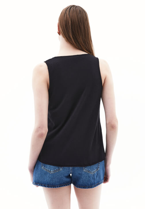 Çıtçıtlı Atlet ve Denim Şort Kombini