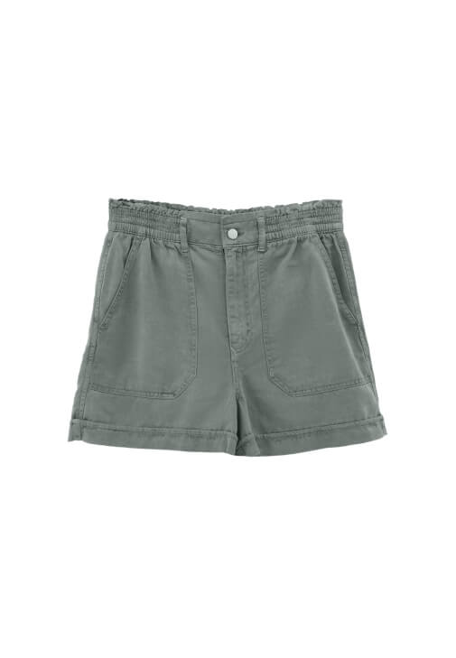 Yüksek Bel Mini Şort ve Oversize Gömlek Kombini