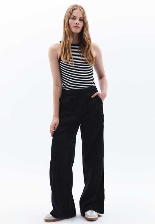Wide-Leg Pantolon ve Çizgili Halter Yaka Atlet Kombini