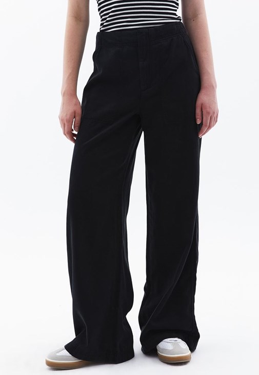 Wide-Leg Pantolon ve Çizgili Halter Yaka Atlet Kombini