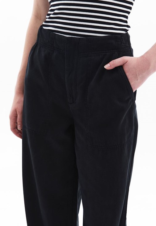 Wide-Leg Pantolon ve Çizgili Halter Yaka Atlet Kombini