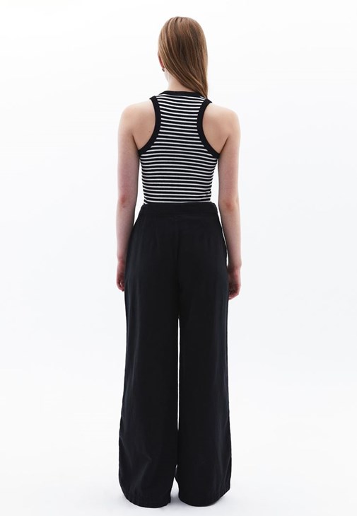 Wide-Leg Pantolon ve Çizgili Halter Yaka Atlet Kombini