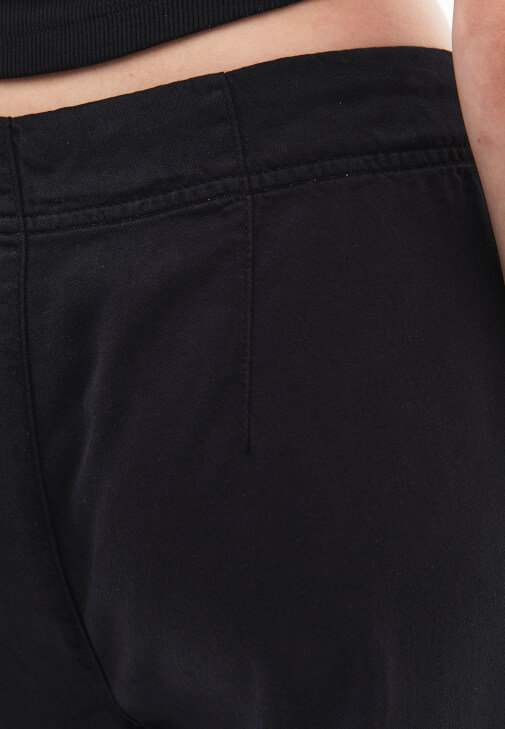 Wide-Leg Pantolon ve Çizgili Halter Yaka Atlet Kombini
