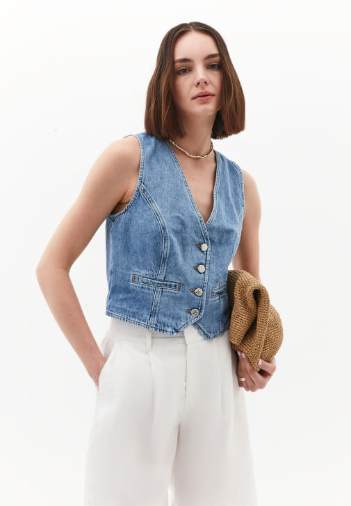 Denim Yelek ve Keten Şort Kombini