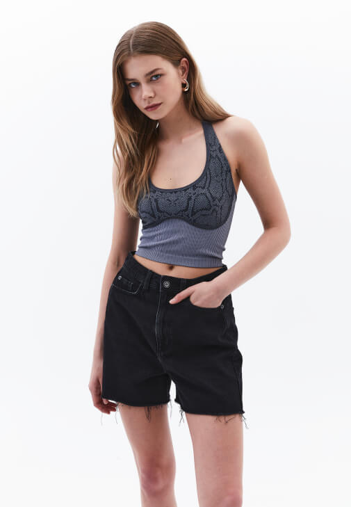 Dikişsiz Atlet ve Denim Şort Kombini