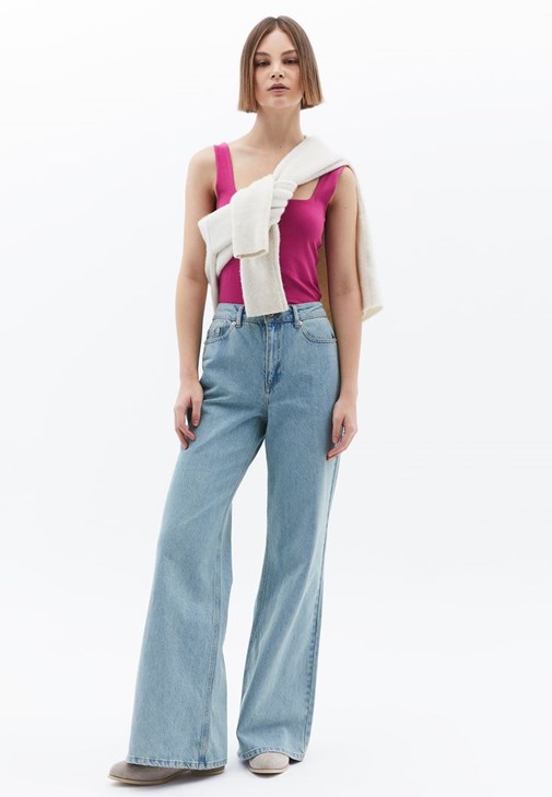 Pamuklu Atlet ve Wide-Leg Denim Kombini