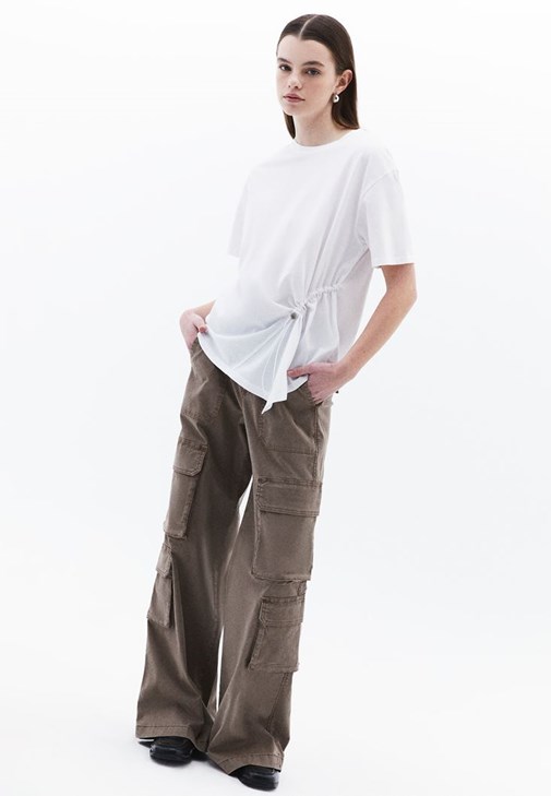 Oversize Büzgülü Tişört ve Kargo Pantolon Kombini
