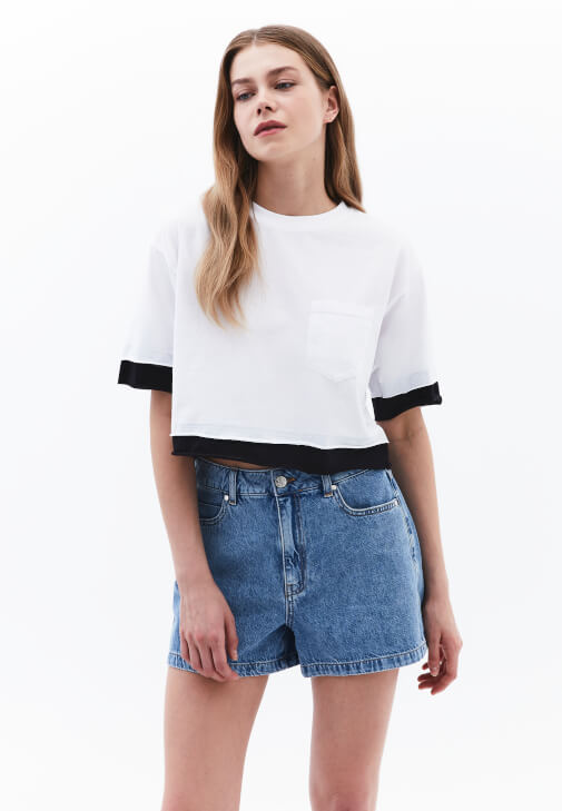 Crop Tişört ve Denim Şort Kombini
