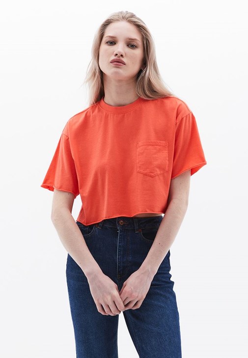 Crop Pamuklu Tişört ve Denim Pantolon Kombini