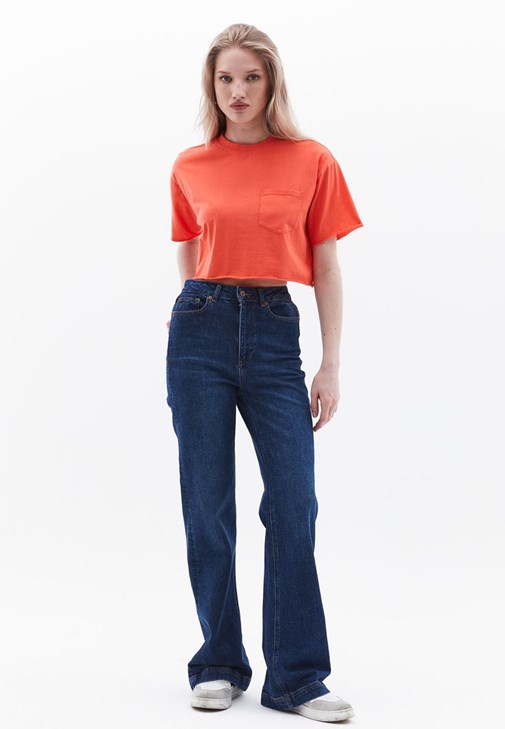 Crop Pamuklu Tişört ve Denim Pantolon Kombini