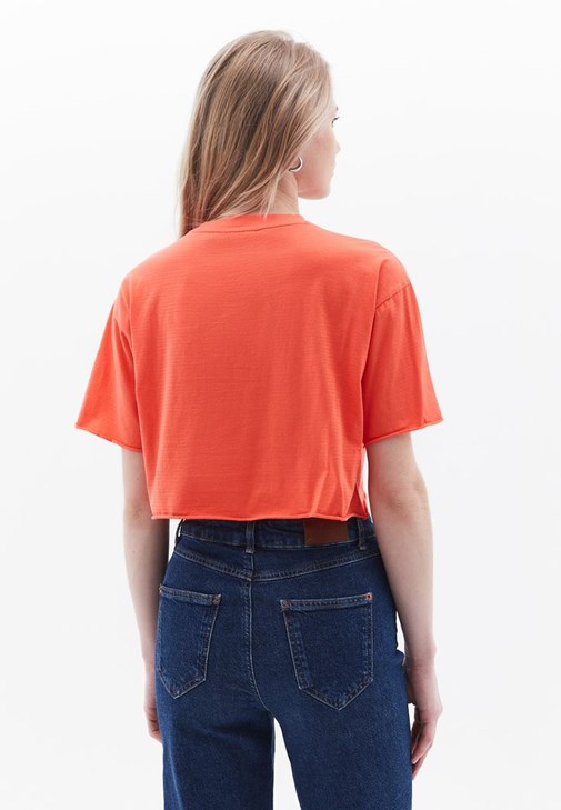 Crop Pamuklu Tişört ve Denim Pantolon Kombini