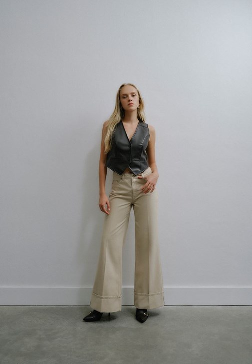 Wide-Leg Pantolon ve Vegan Yelek Kombini
