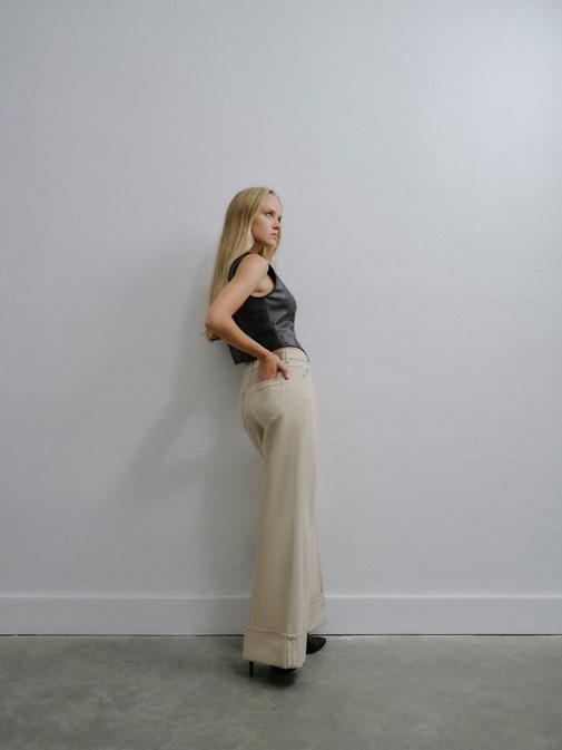 Wide-Leg Pantolon ve Vegan Yelek Kombini