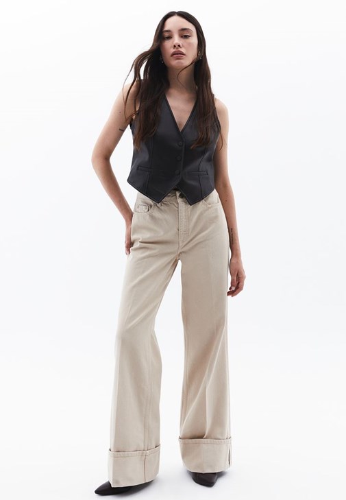 Wide-Leg Pantolon ve Vegan Yelek Kombini