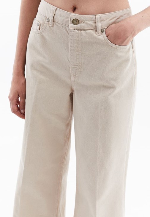 Wide-Leg Pantolon ve Vegan Yelek Kombini