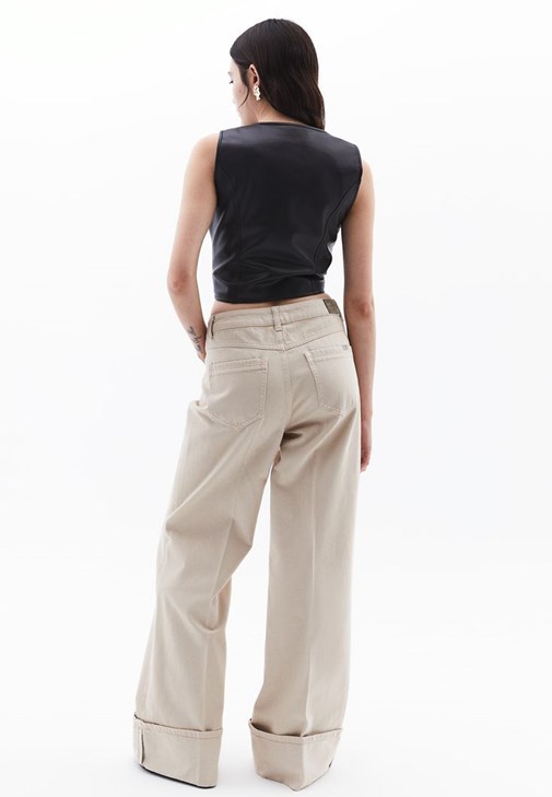 Wide-Leg Pantolon ve Vegan Yelek Kombini