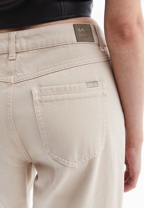 Wide-Leg Pantolon ve Vegan Yelek Kombini