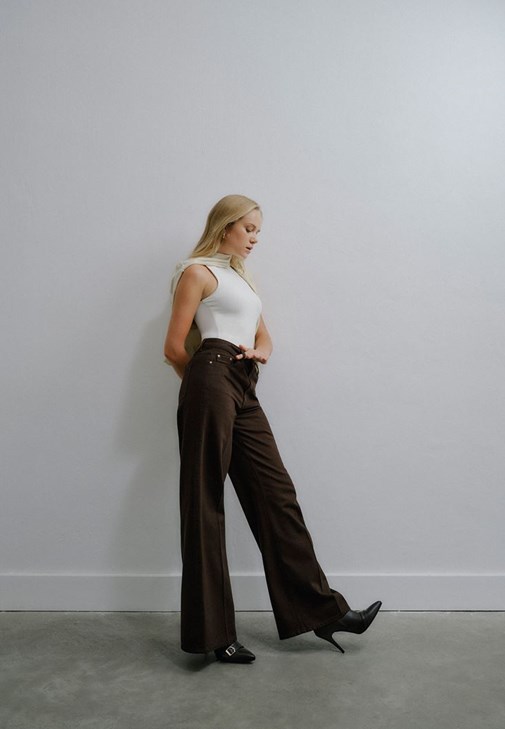 Wide-Leg Pantolon ve Polo Yaka Kazak Kombini