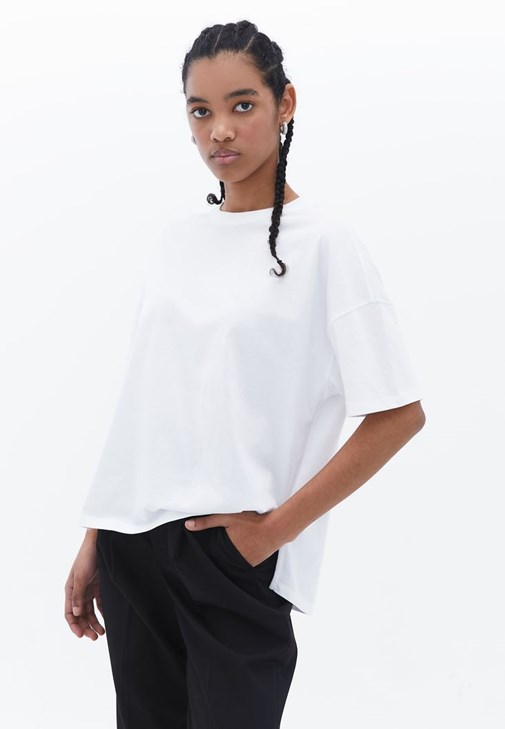 Basic Tişört ve Mom-Fit Pantolon Kombini