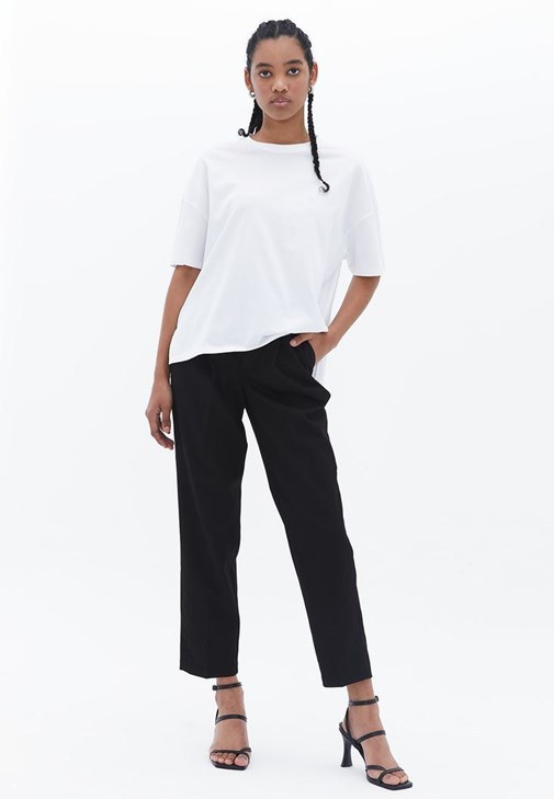 Basic Tişört ve Mom-Fit Pantolon Kombini